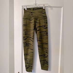Beyond Yoga XS olive/black high waist legging